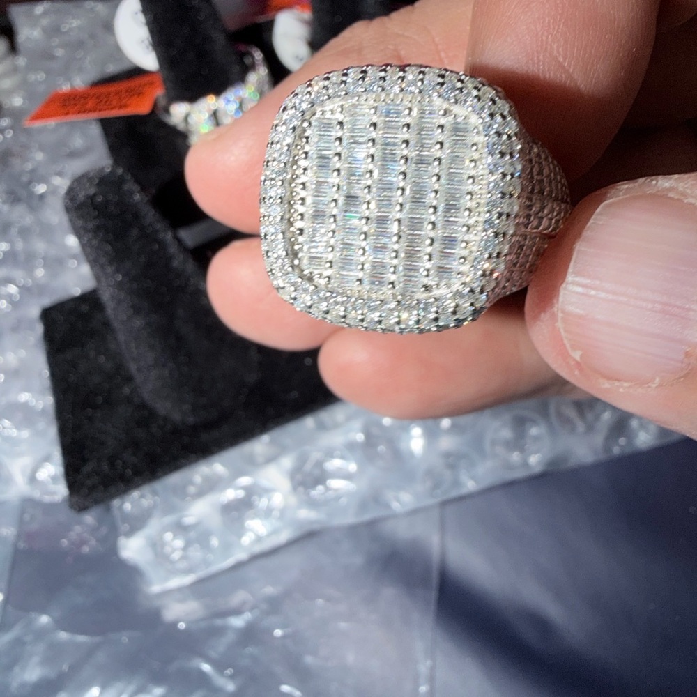 Moissanite
925 SILVER
4.00CTW size 10